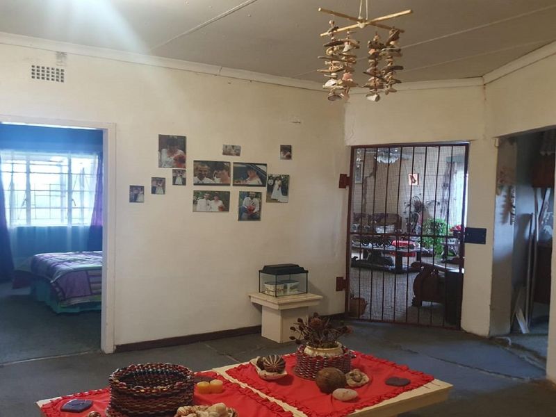 Spacious Family Home - Photo 6