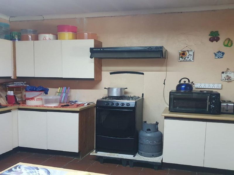 Spacious Family Home - Photo 10