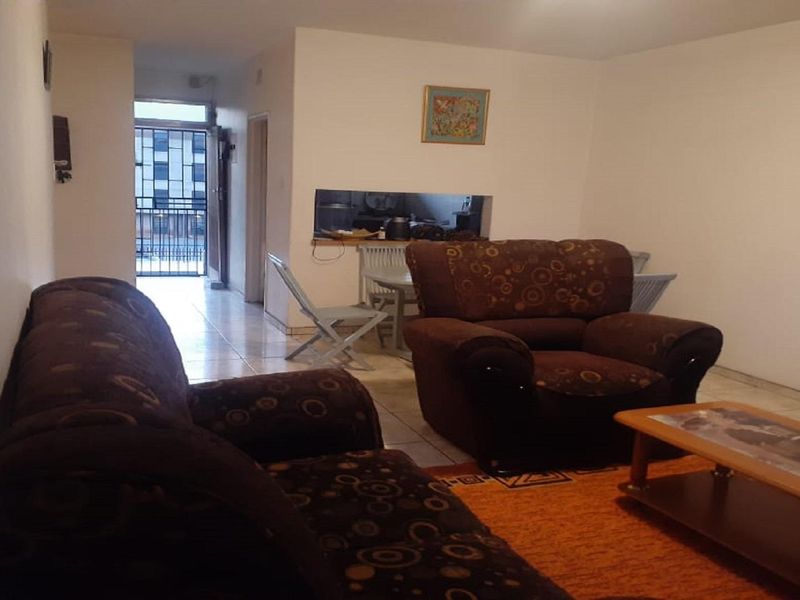 Safe 2 bedroom apartment very neat and tidy in Vereeniging. - Photo 3