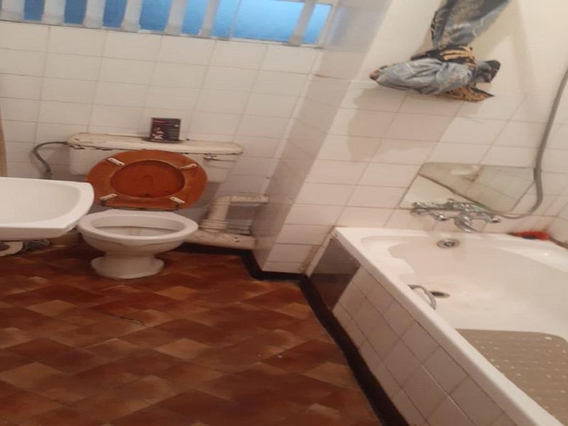 Safe 2 bedroom apartment very neat and tidy in Vereeniging. - Photo 5