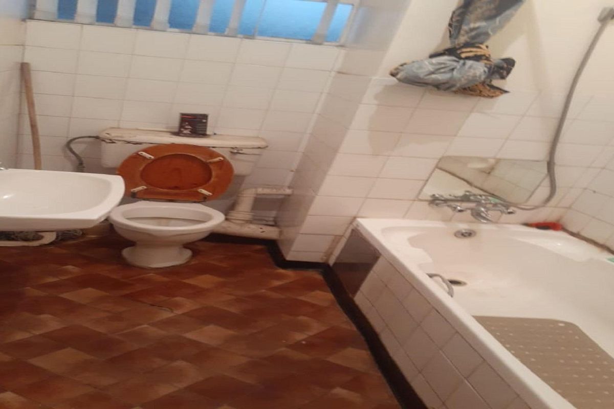 Safe 2 bedroom apartment very neat and tidy in Vereeniging. - Photo 5