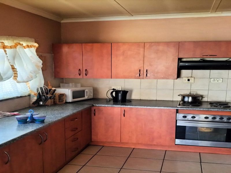 4 Bedroom House for sale! - Photo 7