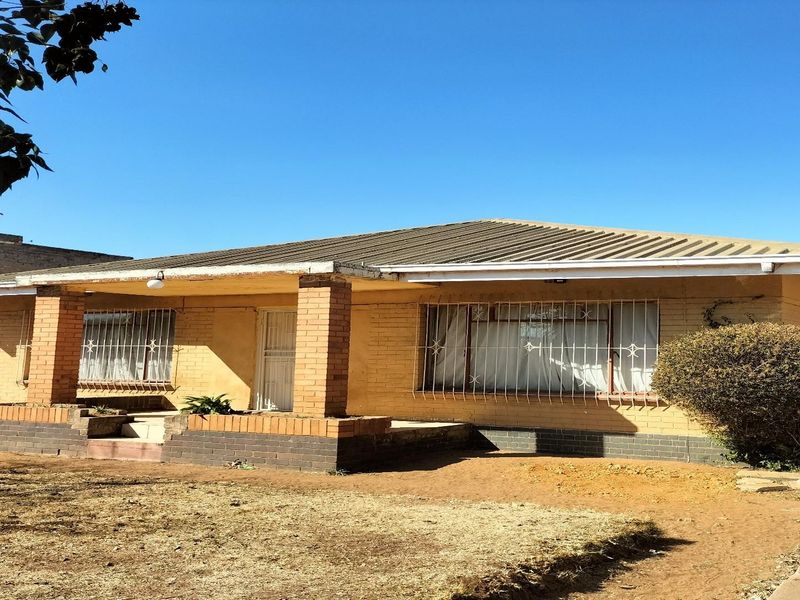 4 Bedroom House for sale! - Photo 2