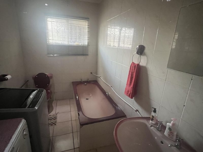 Immaculate 4-bedroom home  — your dream home awaits! - Photo 10