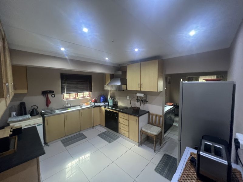 Immaculate 4-bedroom home  — your dream home awaits! - Photo 9