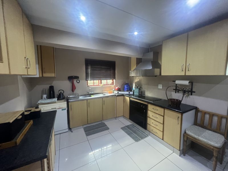 Immaculate 4-bedroom home  — your dream home awaits! - Photo 8