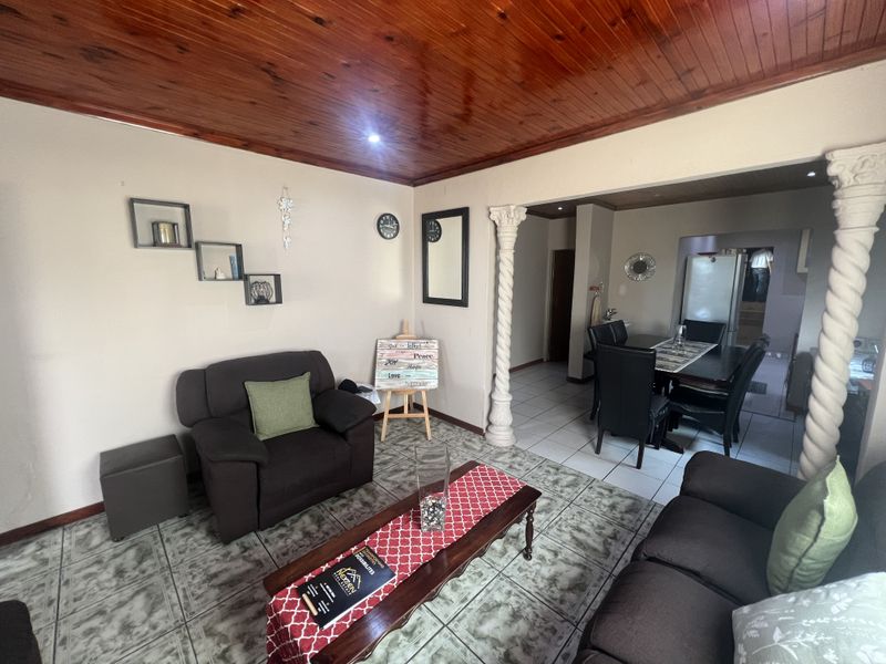 Immaculate 4-bedroom home  — your dream home awaits! - Photo 6