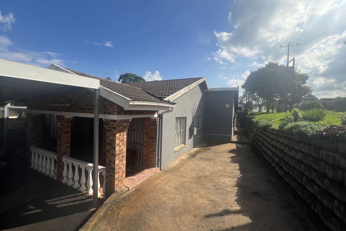 Immaculate 4-bedroom home  — your dream home awaits! - Photo 2