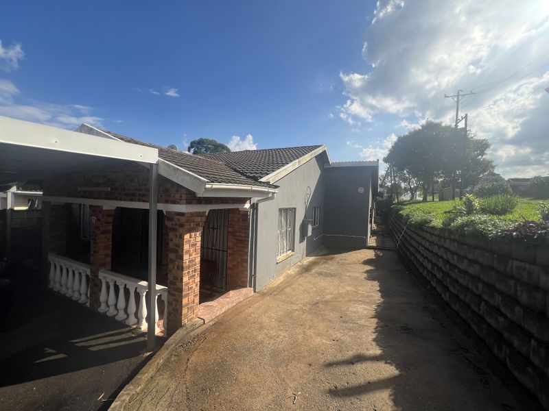 Immaculate 4-bedroom home  — your dream home awaits! - Photo 2