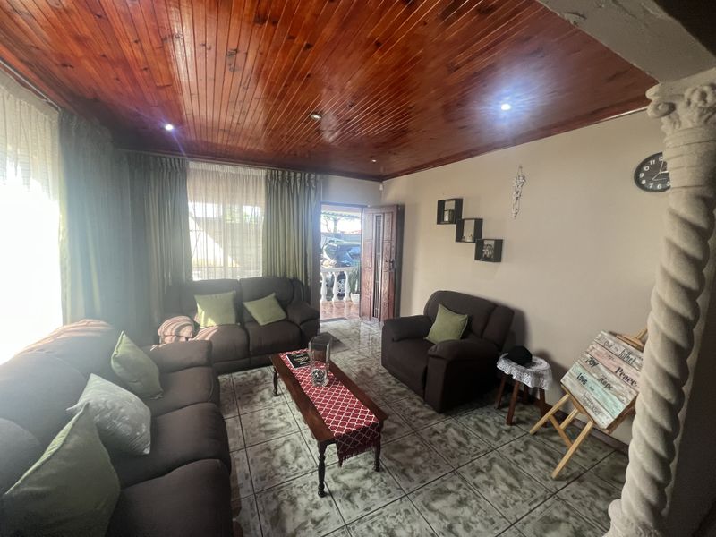 Immaculate 4-bedroom home  — your dream home awaits! - Photo 5