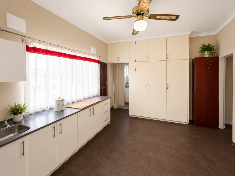 Charming 3-Bedroom Family Home Offering Comfort and Convenience - Photo 6