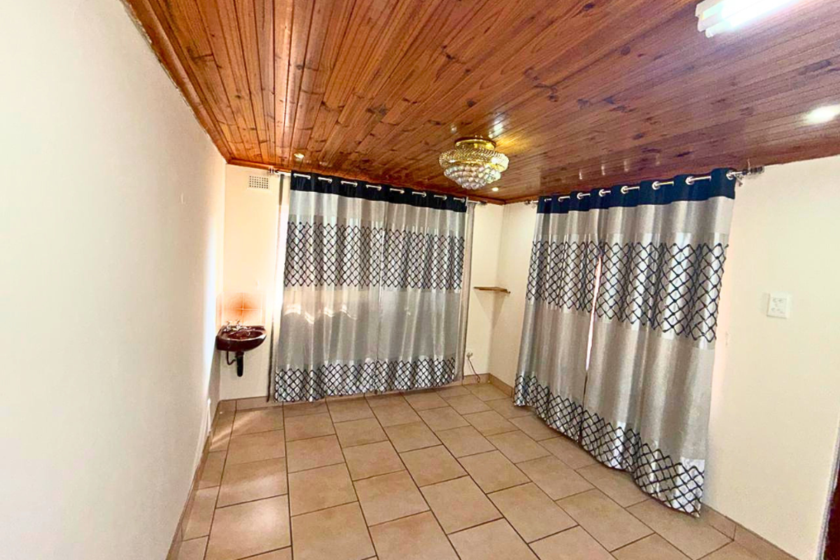 Charming 3-Bedroom Family Home Offering Comfort and Convenience - Photo 4