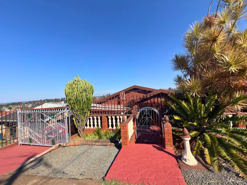 Charming 3-Bedroom Family Home Offering Comfort and Convenience - Photo 1