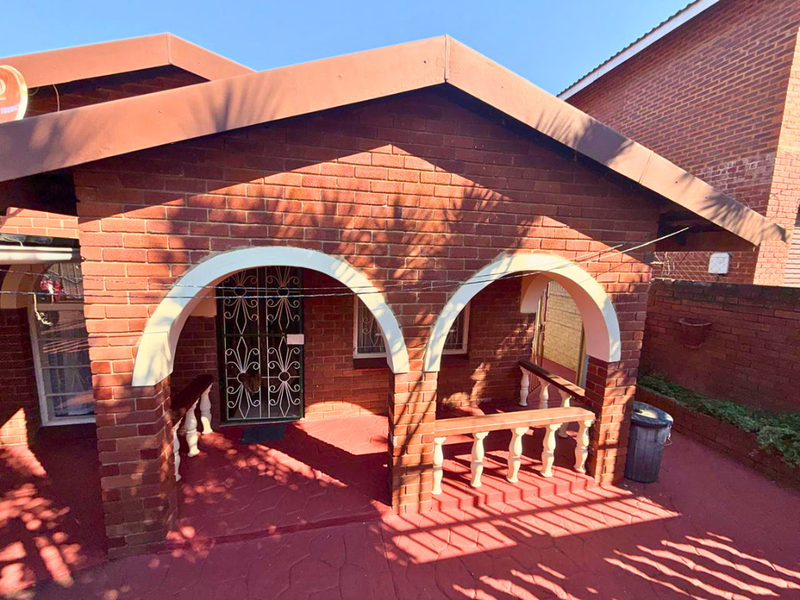 Charming 3-Bedroom Family Home Offering Comfort and Convenience - Photo 2