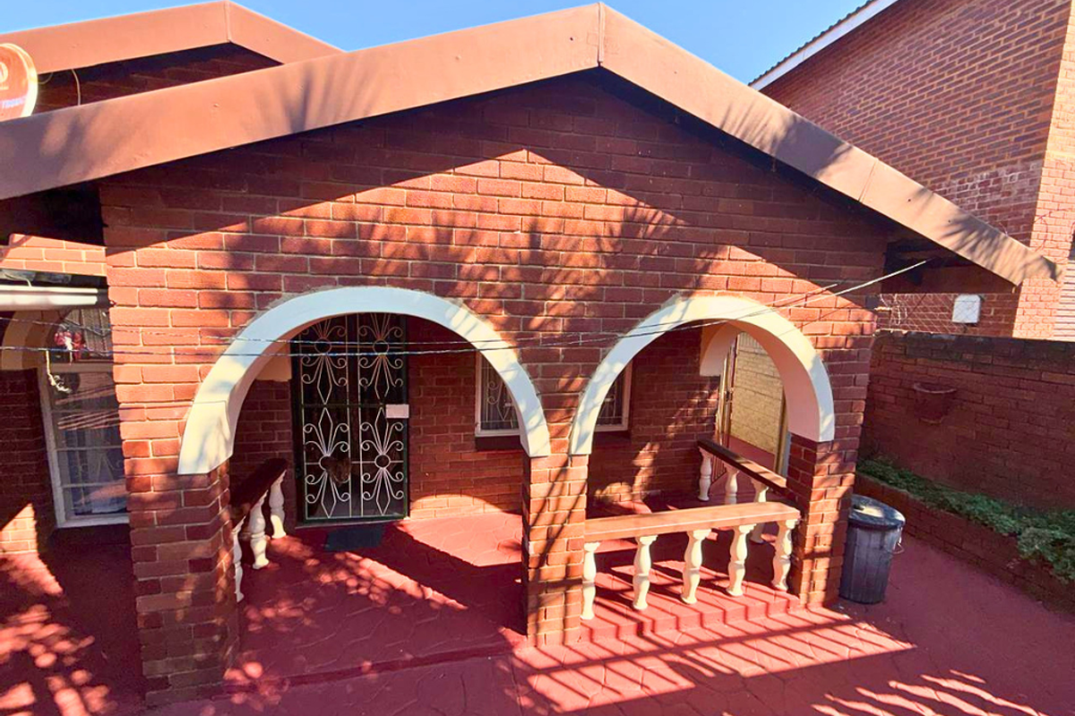 Charming 3-Bedroom Family Home Offering Comfort and Convenience - Photo 2