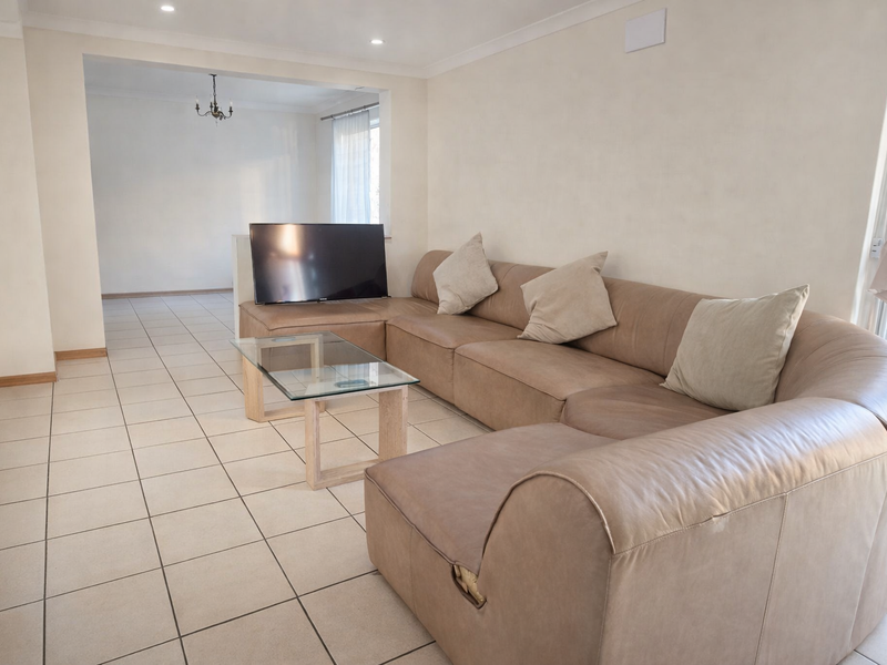Pelham Prestige – Spacious 3-Bedroom Duplex in a Prime Location. - Photo 4