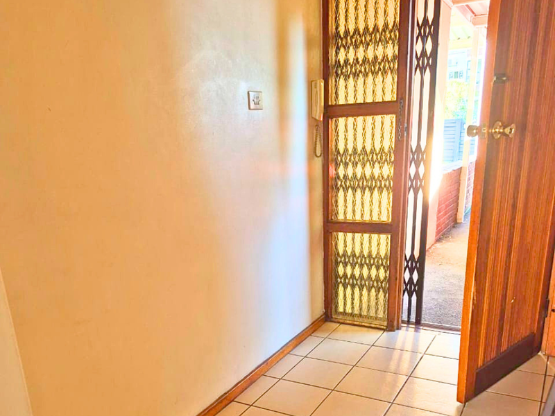 Pelham Prestige – Spacious 3-Bedroom Duplex in a Prime Location. - Photo 2