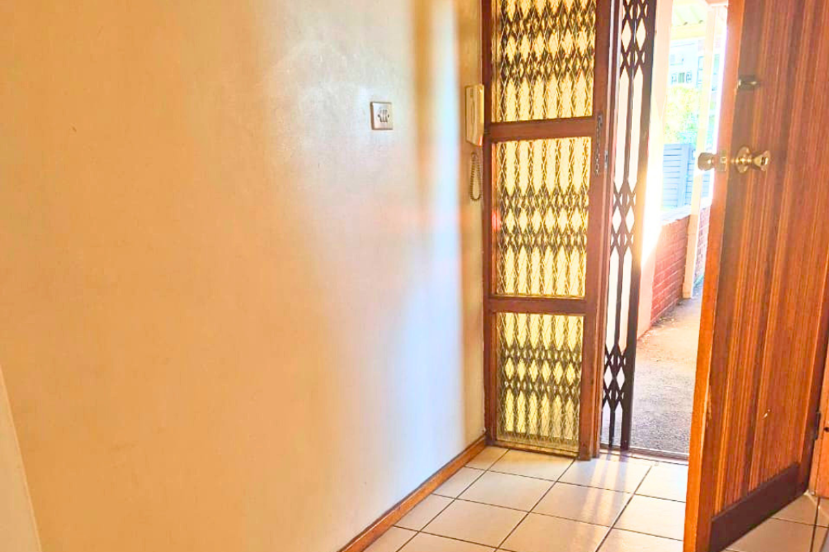Pelham Prestige – Spacious 3-Bedroom Duplex in a Prime Location. - Photo 2