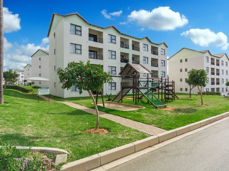 Two Bedroom First floor apartment for rent in Carlswald, Midrand - Photo 2