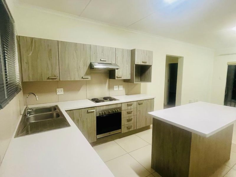Two Bedroom First floor apartment for rent in Carlswald, Midrand - Photo 3