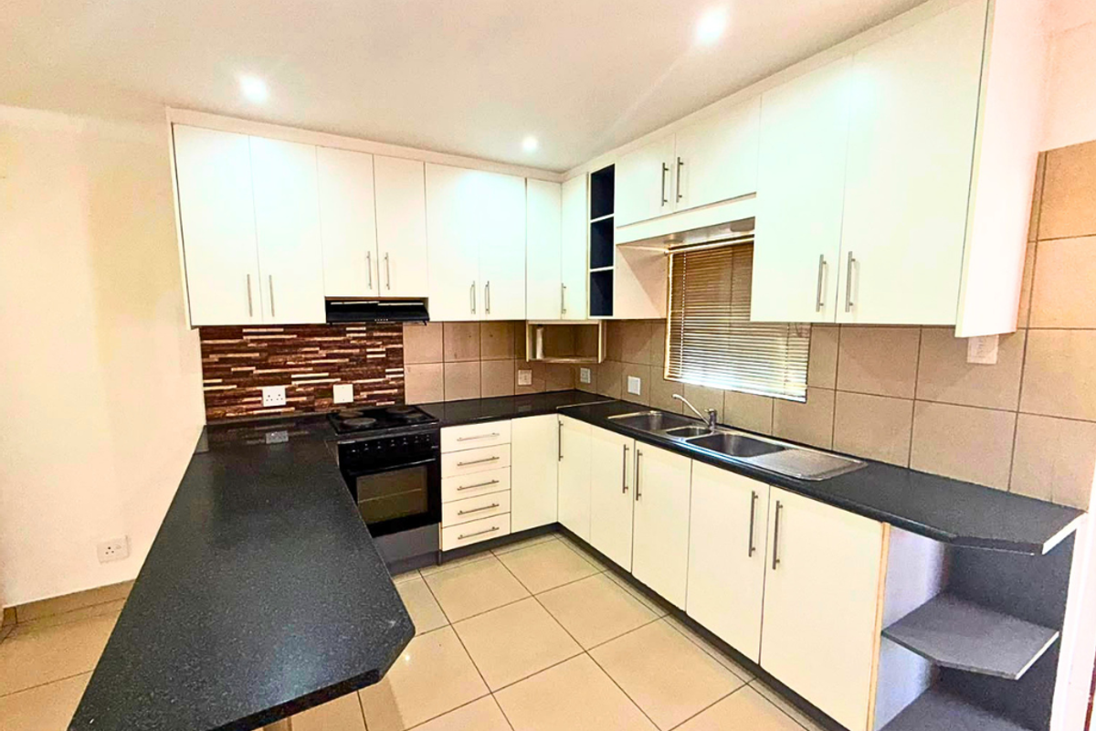 A Rare Find in Dunveria for First Time Buyers – Style, Space and Endless Potential!!! - Photo 2