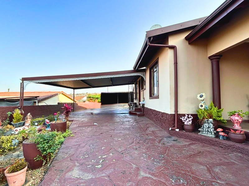 A Perfect Blend of Comfort, Space and Garden Serenity - Photo 1