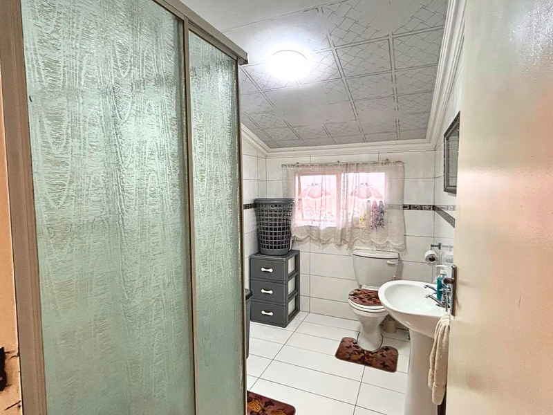 A Perfect Blend of Comfort, Space and Garden Serenity - Photo 10