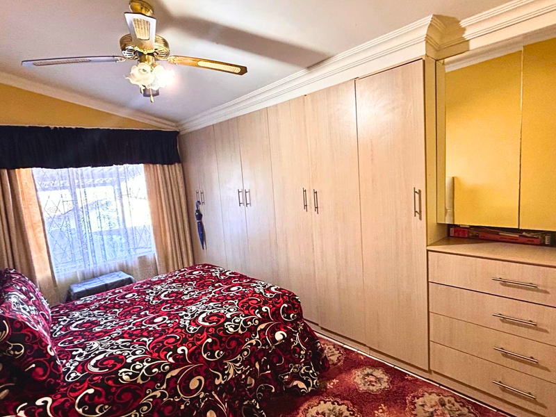 A Perfect Blend of Comfort, Space and Garden Serenity - Photo 9