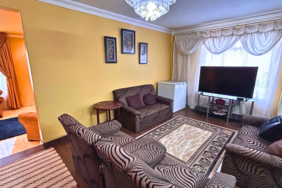 A Perfect Blend of Comfort, Space and Garden Serenity - Photo 4