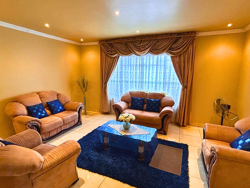 A Perfect Blend of Comfort, Space and Garden Serenity - Photo 2