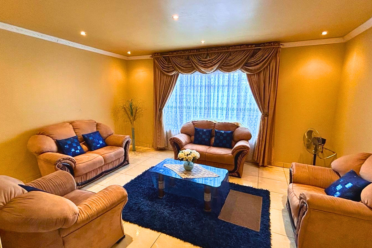 A Perfect Blend of Comfort, Space and Garden Serenity - Photo 2