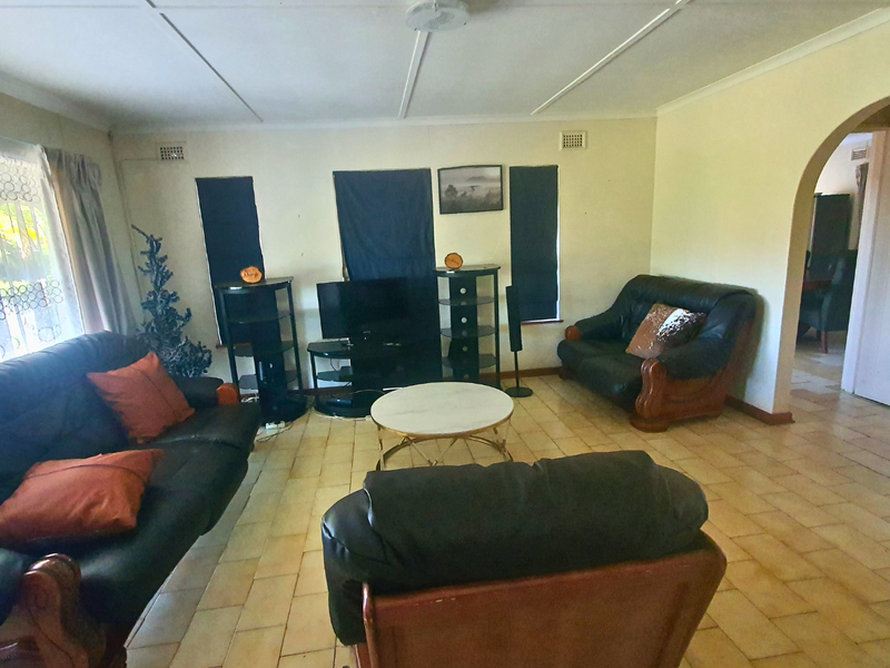 Elegance, Space and Comfort in a Prime Clarendon Setting - Photo 2