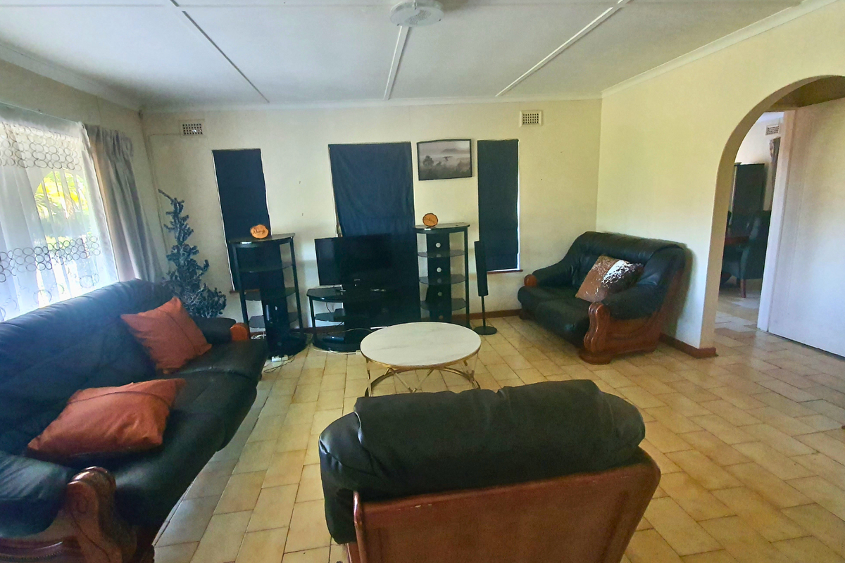 Elegance, Space and Comfort in a Prime Clarendon Setting - Photo 2