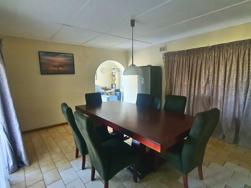 Elegance, Space and Comfort in a Prime Clarendon Setting - Photo 3