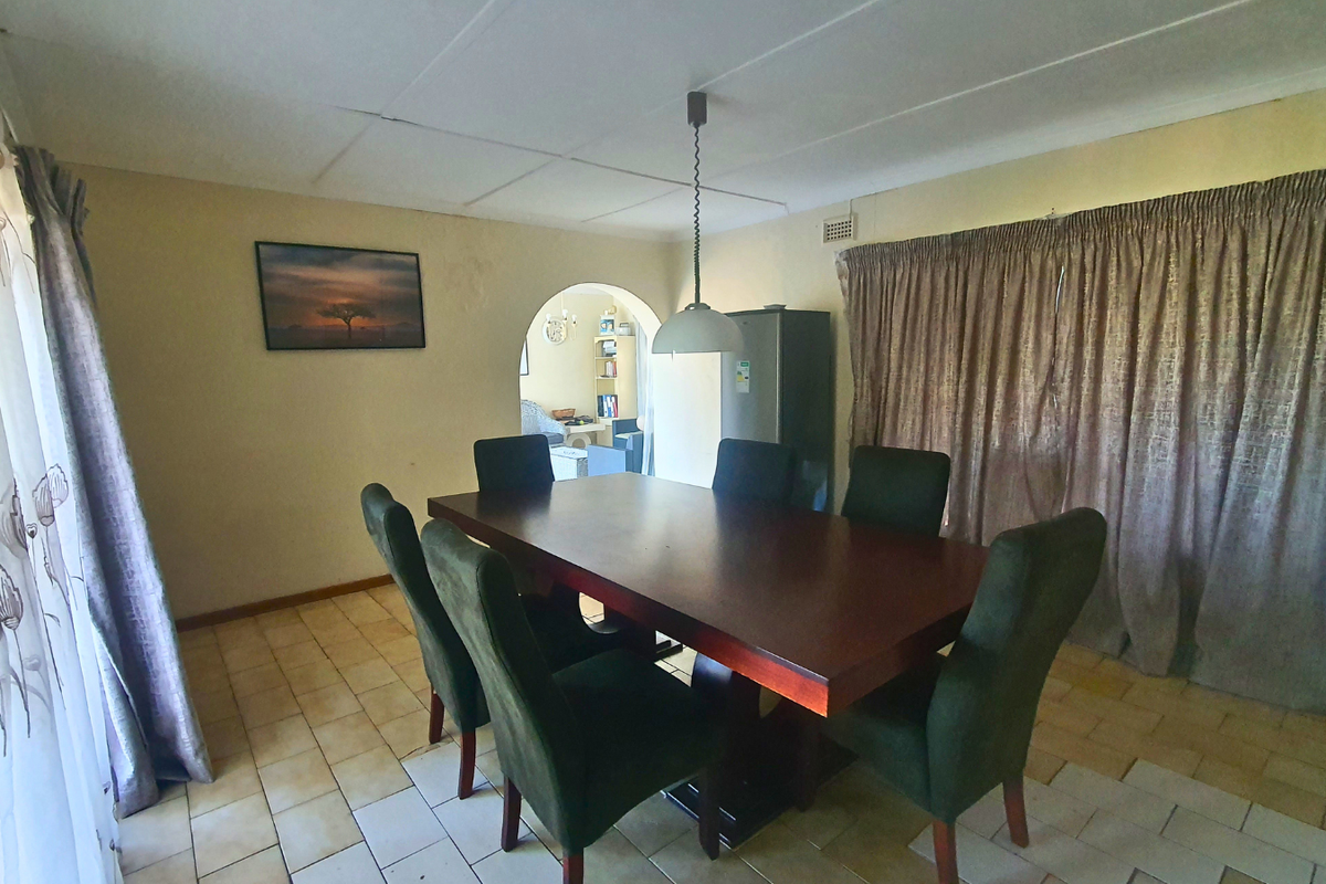 Elegance, Space and Comfort in a Prime Clarendon Setting - Photo 3