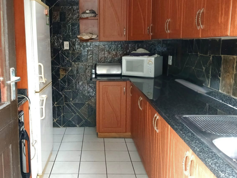 Secure , Central & Convienant - Your 3 Bedroom Gem Awaits! - Photo 1