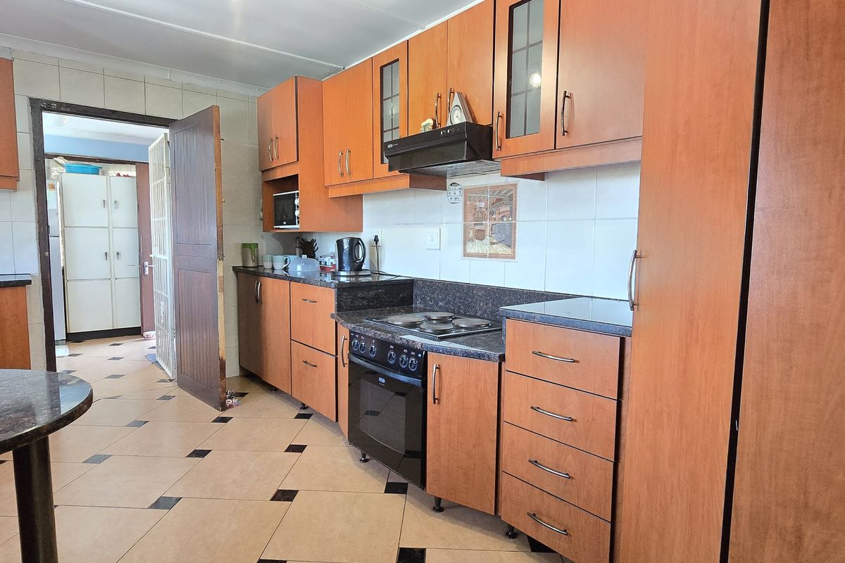 Designed for Effortless Everyday Comfort, 3 Bedroom Home in Northdale!!! - Photo 4