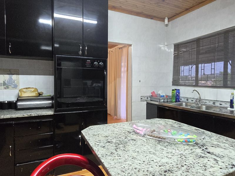 4 Bedroom Family Home in Belfort, Contemporary Living, Ready When You Are!!! - Photo 5