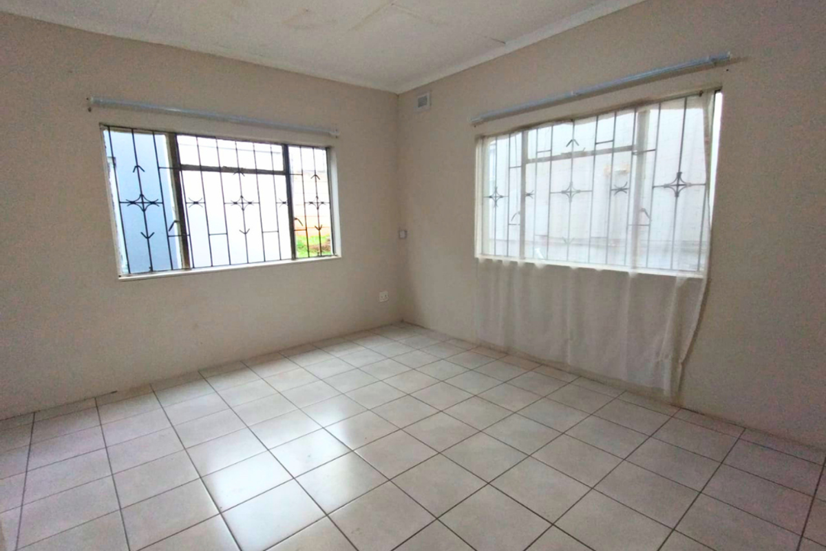 Multi Dwelling Investment with 3 Income Producing Cottages in Northdale!!! - Photo 3