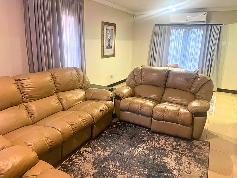 Modern Three Bedroom Townhouse To Let in Raisethorpe, Pietermaritzburg !!! - Photo 3