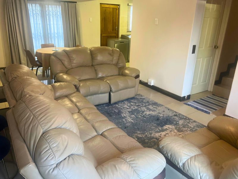 Modern Three Bedroom Townhouse To Let in Raisethorpe, Pietermaritzburg !!! - Photo 4