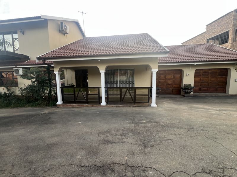 Refined 3 Bedroom Family Rental in Dunveria-Rent in Style Today Own It Tomorrow!!! - Photo 2