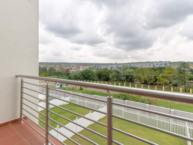Immaculate 3 bedroom Apartment for Sale in Barbeque Downs, Midrand - Photo 6