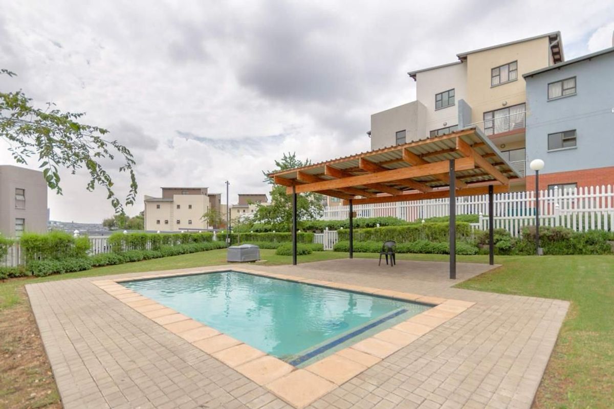 Immaculate 3 bedroom Apartment for Sale in Barbeque Downs, Midrand - Photo 5