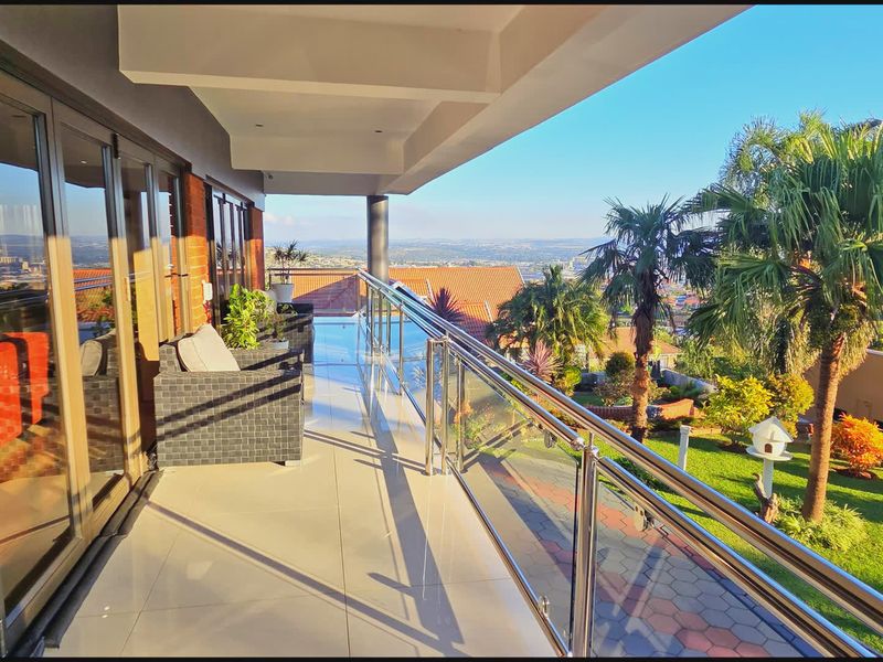 An entertainer’s dream home in prestigious Orient Heights - Photo 9