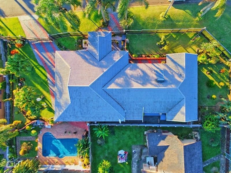 An entertainer’s dream home in prestigious Orient Heights - Photo 2