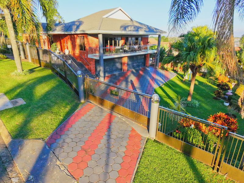 An entertainer’s dream home in prestigious Orient Heights - Photo 3