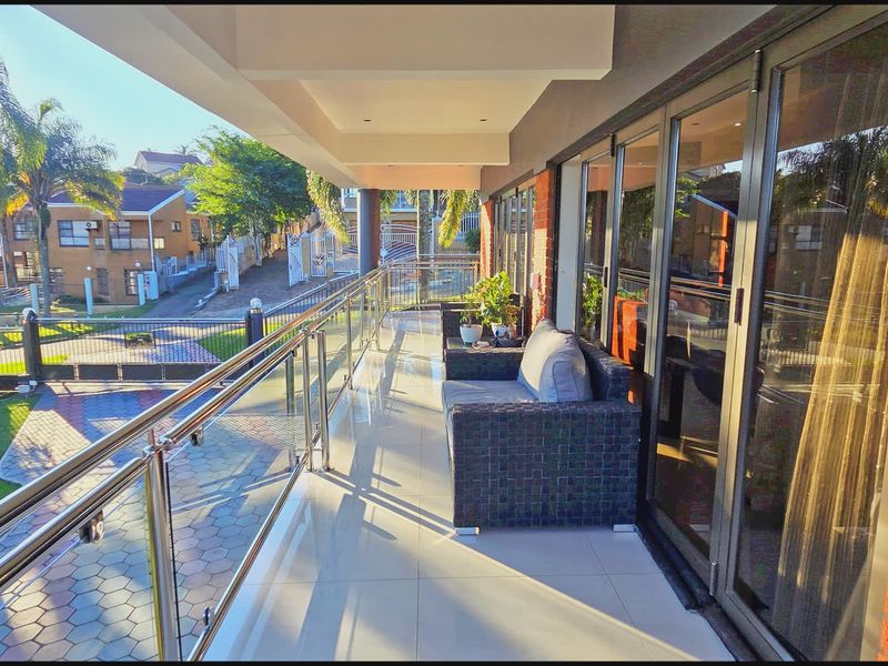 An entertainer’s dream home in prestigious Orient Heights - Photo 5