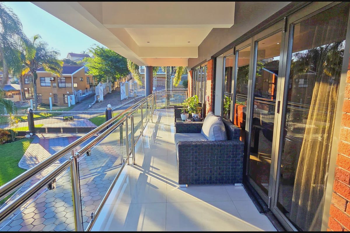 An entertainer’s dream home in prestigious Orient Heights - Photo 5