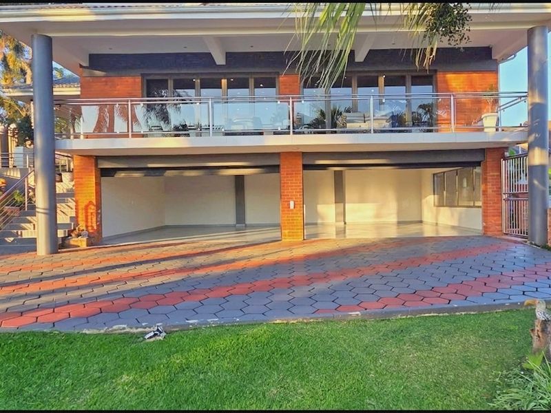 An entertainer’s dream home in prestigious Orient Heights - Photo 4